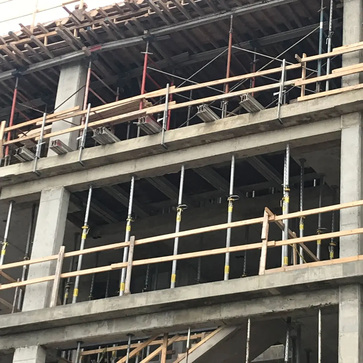 Coffrage de béton sur chantier commercial | Coffraco inc.